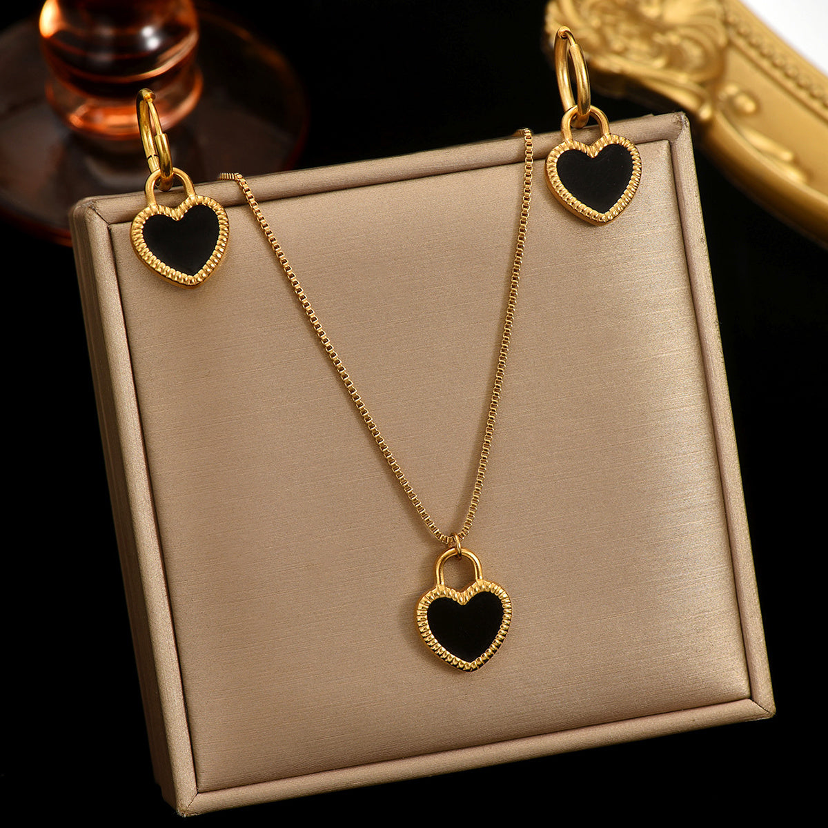 Auravelle Heart-Shaped Mirror-Polished Jewelry Set – A Symbol of Grace and Affection