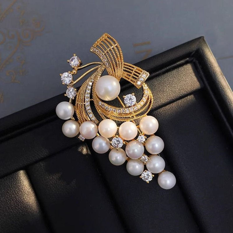 Exquisite And Fashionable Pearl Brooch