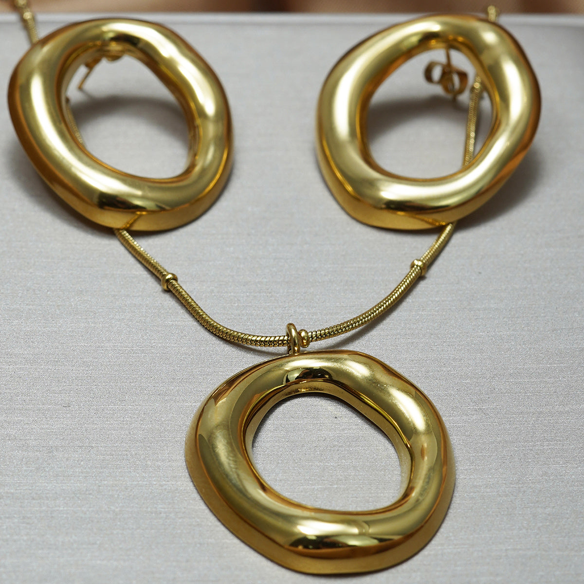 Auravelle Irregular Round Necklace & Earrings Set – Bold Elegance with a Modern Twist